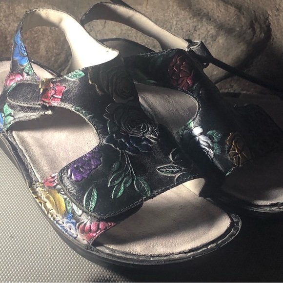 Alegria VIK-839 women's multi color embossed leather sandal Size 38/7.5US - Picture 11 of 14